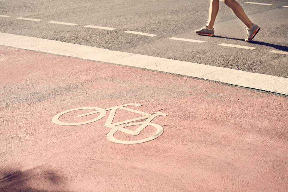 Fahrrad-Piktogramm auf einer Straße