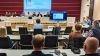 Teilnehmende der Radverkehrskonferenz hören sich die Podiumsdiskussion im Kreistagssitzungssaal des Landkreises interessiert an.