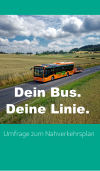 Ein Bus mit Fahrradanhänger fährt auf einer Landstraße. Auf dem Bild steht Dein Bus. Deine Linie. Umfrage zum Nahverkehrsplan